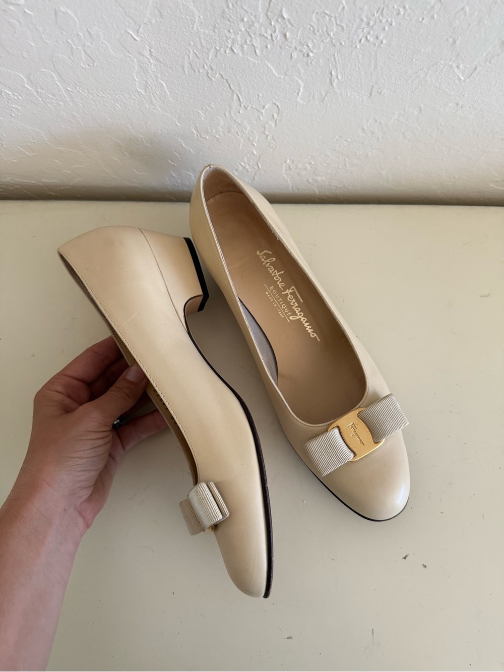 Salvatore Ferragamo Vara Bow Low Heel Pumps Lot - Picture 3 of 13